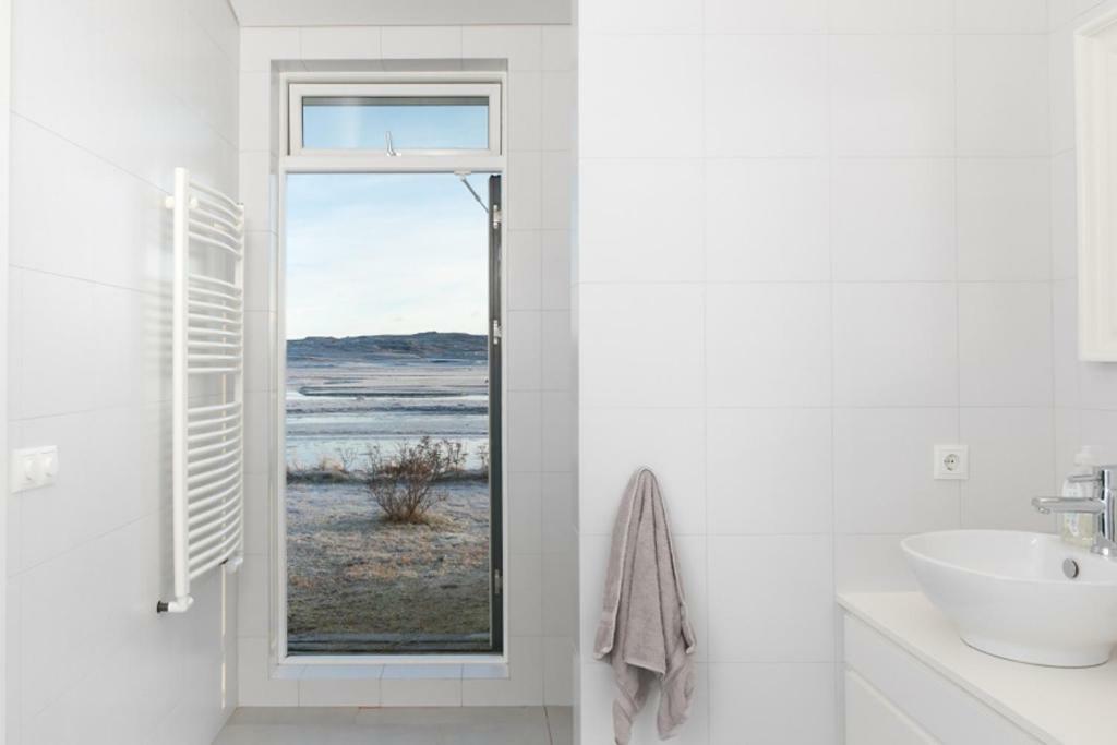 Luxury Villa With River View Laugaras Eksteriør billede